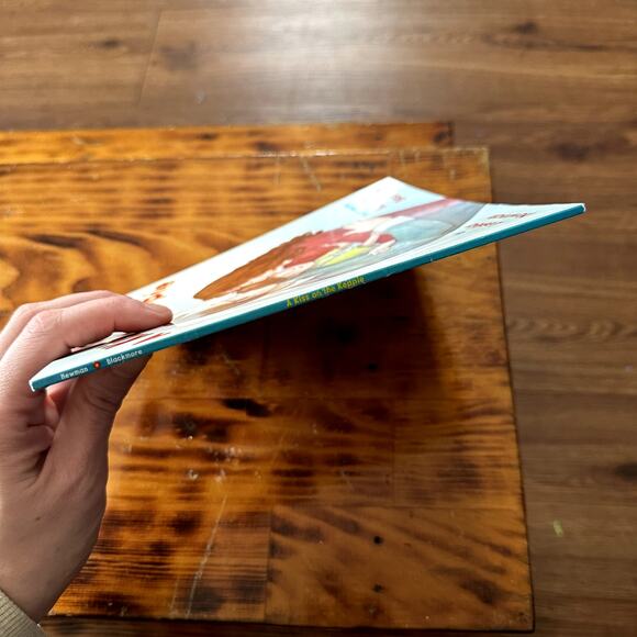 PJ Library A Kiss On The Keppie Jewish Paperback Book - Picture 9 of 9